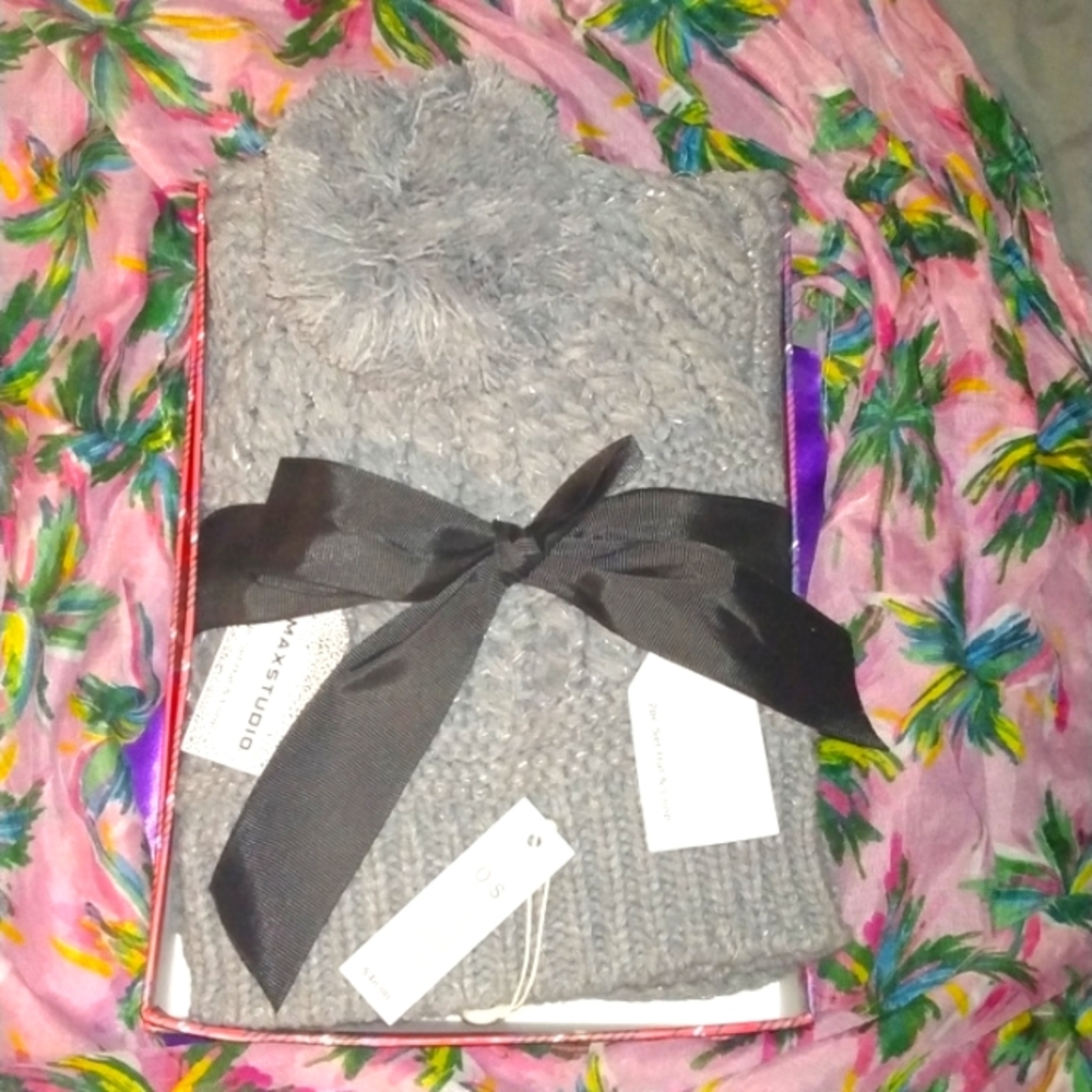 Max Studio 2pc Gift boxed Hat & Loop Set